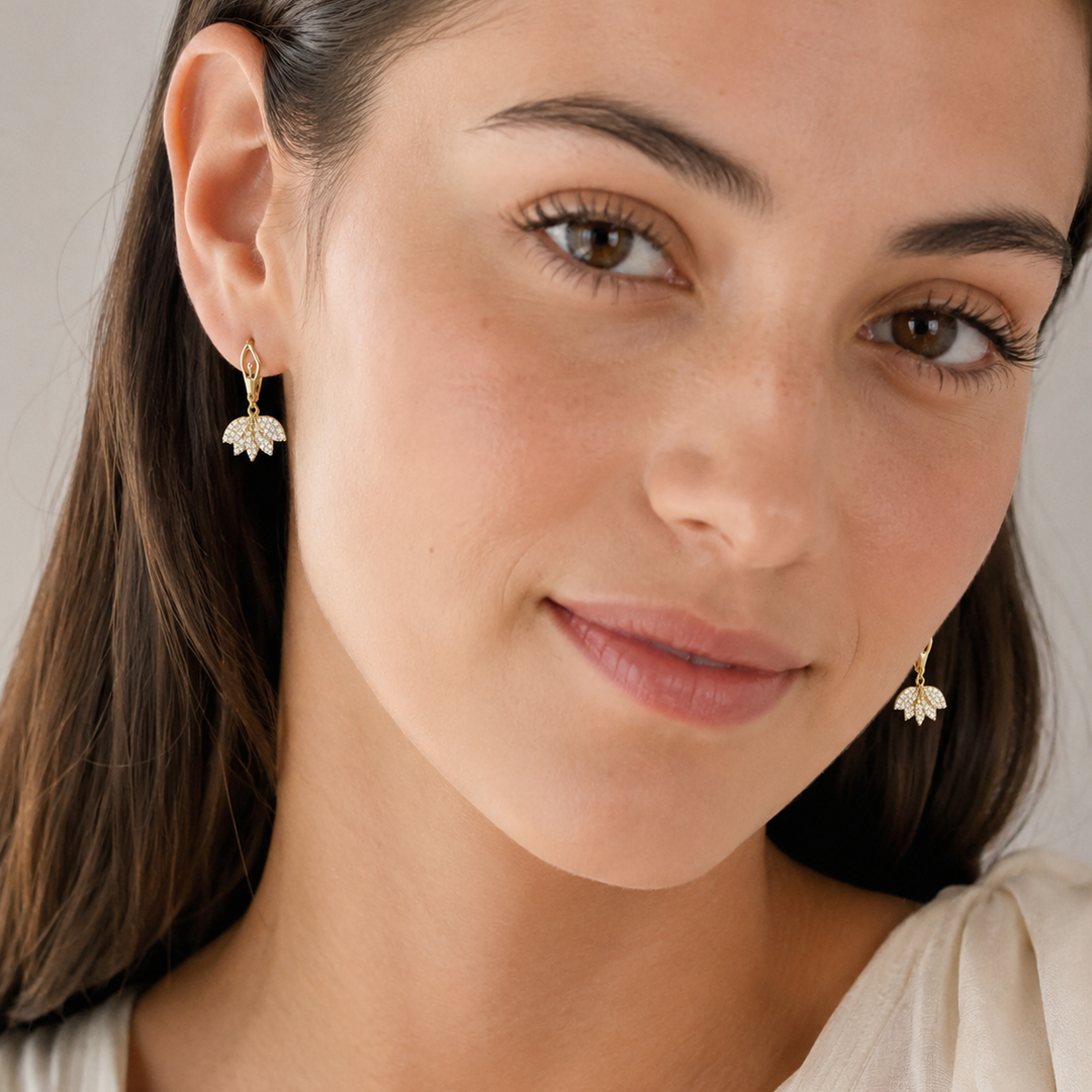 LV-BO-45 Boucles d’oreilles pendantes dorées fleur scintillante – Image 1