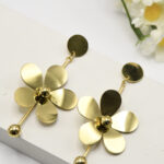 Boucles d’oreilles pendantes dorées fleur longues femme – Image 3