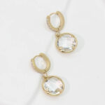 Boucles d’oreilles créoles dorées pendentif transparent femme – Image 3