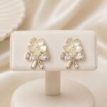 Boucles d’oreilles puces dorées fleur et nœud femme – Image 2
