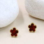 Boucles d’oreilles clous fleur rouge dorées femme – Image 2