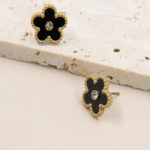 Boucles d’oreilles clous fleur noire dorées chic femme – Image 2