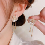 Boucles d’oreilles pendantes fleur nacrée dorées femme