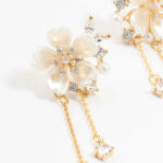 Boucles d’oreilles pendantes fleur nacrée dorées femme – Image 2