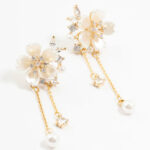 Boucles d’oreilles pendantes fleur nacrée dorées femme – Image 3