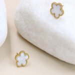 Boucles d’oreilles clous fleur blanche dorées femme – Image 2