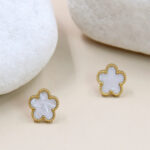 Boucles d’oreilles clous fleur blanche dorées femme