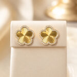 Boucles d’oreilles clous fleur dorée brillante femme – Image 2