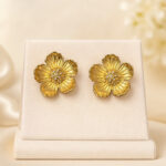 Boucles d’oreilles clous fleur dorée texturée femme – Image 2