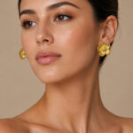 Boucles d’oreilles clous fleur dorée texturée femme