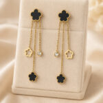 Boucles d’oreilles pendantes fleur noire dorées femme – Image 2