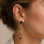 Boucles d’oreilles pendantes fleur noire dorées femme