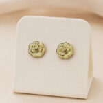 Boucles d’oreilles clous fleur crème dorées chic femme – Image 2