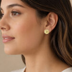 Boucles d’oreilles clous fleur crème dorées chic femme