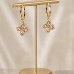 Boucles d’oreilles créoles papillon rose dorées femme – Image 2