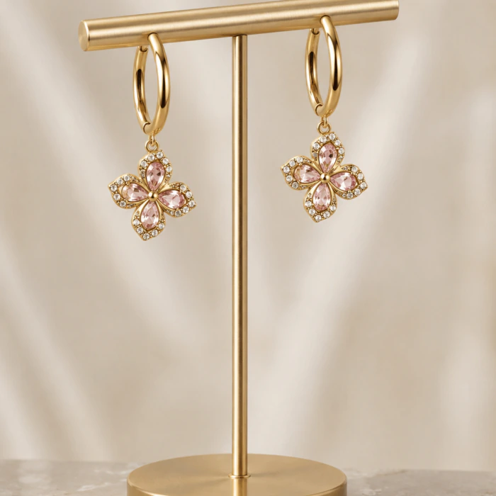Boucles d’oreilles créoles dorées à papillon rose