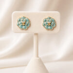 Boucles d’oreilles clous fleur turquoise dorées femme – Image 2