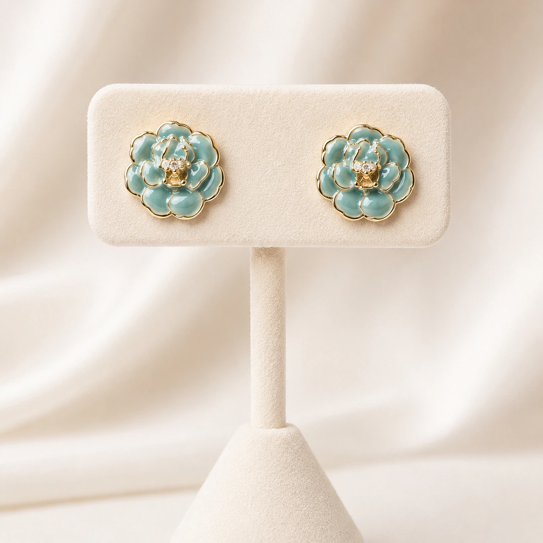 LV-BO-61-1 Boucles d'oreilles clous fleur turquoise dorées femme à centre orné de strass sur présentoir crème