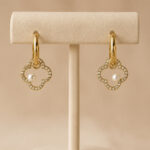 Boucles d’oreilles créoles trèfle perle dorées femme – Image 2