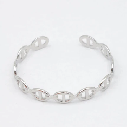 Bracelet jonc ouvert argenté à maillons ovales ajourés façon maille marine sur fond blanc