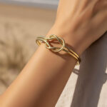 Bracelet jonc doré ouvert motif nœud entrelacé femme