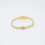 Bracelet jonc doré motif ovale et détails brillants femme – Image 2
