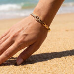 Bracelet jonc doré motif ovale et détails brillants femme