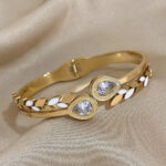 Bracelet jonc doré à feuilles blanches et gouttes femme – Image 4