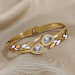 Bracelet jonc doré à feuilles blanches et gouttes femme – Image 2