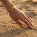 Bracelet jonc doré motif serpent détails brillants femme