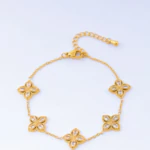 Bracelet chaîne fine dorée femme à cinq motifs trèfle sertis de cristaux transparents, avec rallonge