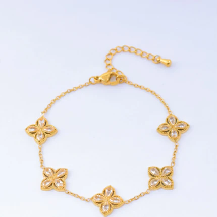 Bracelet chaîne fine dorée femme à cinq motifs trèfle sertis de cristaux transparents, avec rallonge
