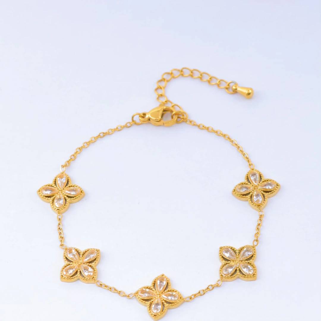 Bracelet chaîne fine dorée femme à cinq motifs trèfle sertis de cristaux transparents, avec rallonge