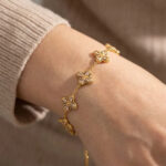 Bracelet chaîne doré motifs trèfle brillants femme