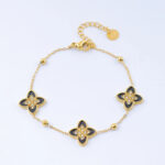 Bracelet doré femme motif trèfle noir avec détails strass – Image 2