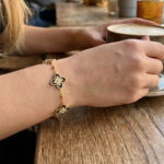 Bracelet doré femme motif trèfle noir avec détails strass