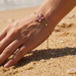Bracelet doré fleur rose avec détail feuille femme