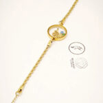 Bracelet doré fin femme médaillon serpent et œil bleu – Image 2