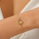 Bracelet doré fin femme médaillon serpent et œil bleu