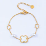 Bracelet chaîne fine dorée à trèfle blanc effet nacré, deux trèfles ajourés et perles blanches