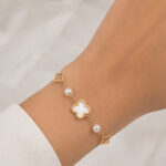 Bracelet doré femme motif trèfle blanc et perles chic
