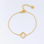 Bracelet doré femme motif trèfle ajouré strass chic – Image 2