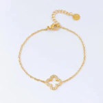 Bracelet chaîne fine dorée femme à trèfle ajouré serti de strass, avec fermoir et rallonge