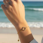 Bracelet doré femme motif trèfle ajouré strass chic