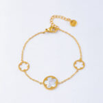 Bracelet doré femme fleurs blanches effet nacré chic – Image 2