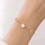 Bracelet doré femme fleurs blanches effet nacré chic