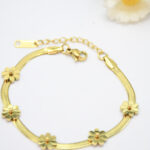 Bracelet doré femme motifs fleurs maille souple chic – Image 2