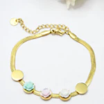 Bracelet doré femme chaîne plate ajustable, trois fleurs pastel bleue, rose et blanche entre deux pastilles rondes