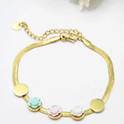Bracelet doré femme chaîne plate ajustable, trois fleurs pastel bleue, rose et blanche entre deux pastilles rondes