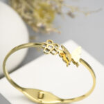 Bracelet jonc doré femme motif fleur et papillon strass